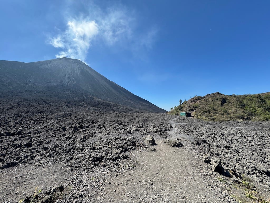 Taşlaşmış siyah volkanik kayalarla kaplı yol
