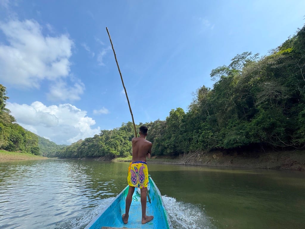 Emberá köylerine botlarla gidiliyor