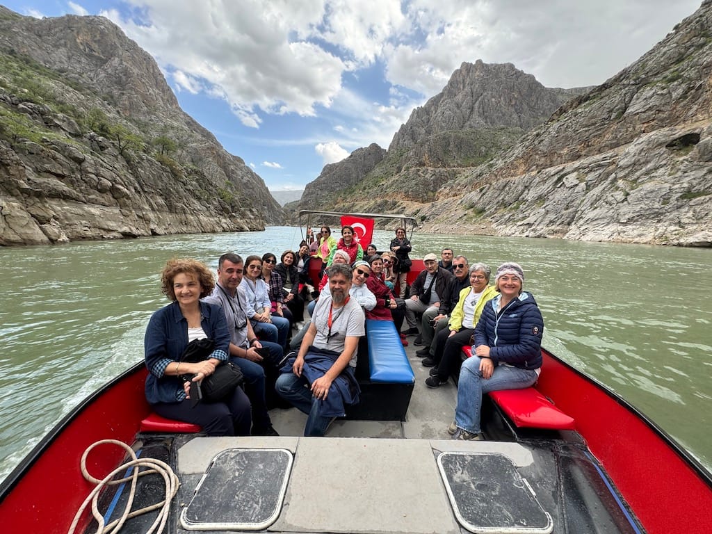 Çeri Turizm evsahipliğinde, Cangezi çatısı altında bir “Keşifler Kulübü” olan Nehirle Akarken Keşifler Kulübü’nün organize ettiği organize turda Karanlık Kanyon gezisindeyiz