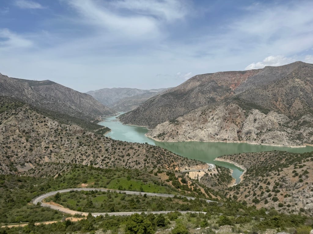 Bol virajlı Kemaliye yolunda muhteşem manzaralar var