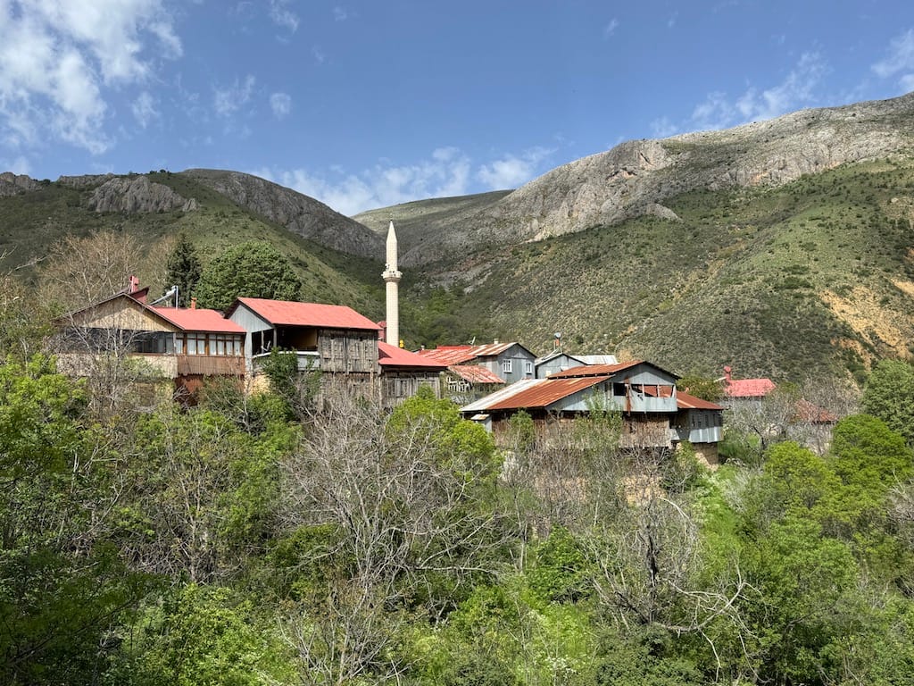 Sırakonak (Peğir) ve Apçağa Köyü arasındaki patikadan yürürken İsviçre'yi aratmayan manzaralar görüyorsunuz