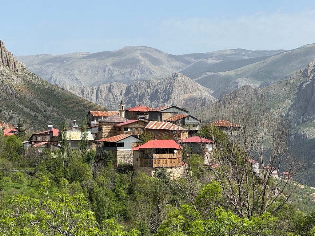 Sırakonak (Peğir) ve Apçağa Köyü arasındaki patikadan yürürken, İsviçre'yi aratmayan manzaralar görüyorsunuz