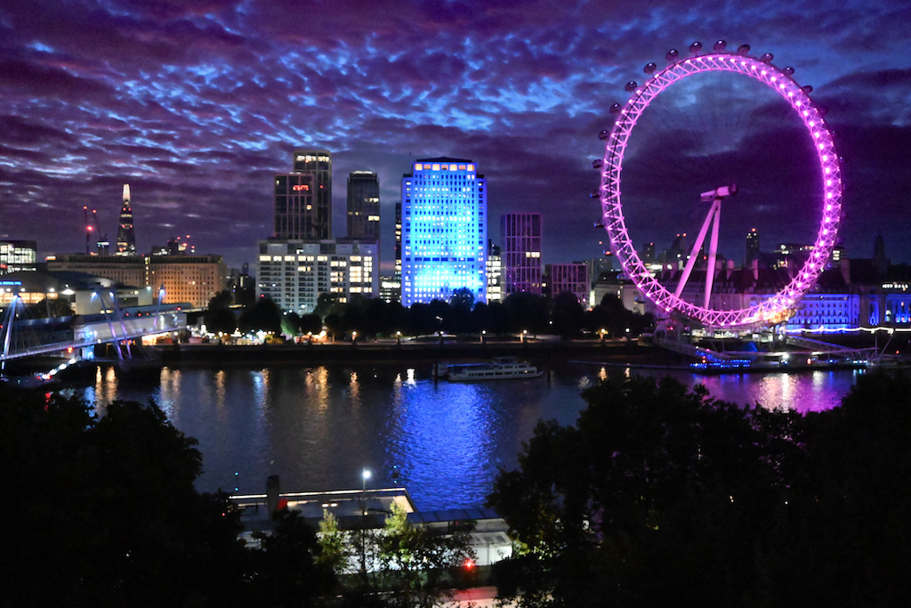 The Royal Horseguards Hotel & One Whitehall Place penceresinden gece ışıklarında Londra manzarası