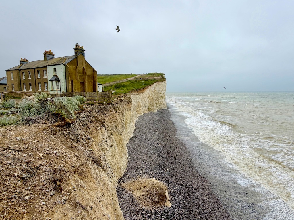 Seven Sisters Falezleri; İngiltere'nin Doğu Sussex bölgesinde, Manş Denizi kıyısında yer alan ve tebeşir kayalıklarından oluşan dünyaca ünlü beyaz falez serisi. South Downs Ulusal Parkı sınırları içinde kalan bu doğa harikası, adını üzerindeki yedi belirgin tebeşir tepesinden alıyor.