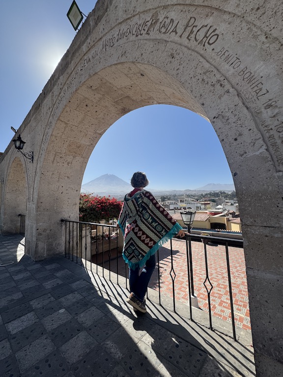 Arequipa - Arcos de Yanahuara - Solda Misti, sağda Pichu Pichu volkanları görülüyor