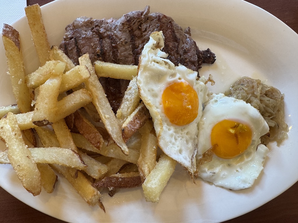 Lomo a lo pobre (Bistec a lo pobre)