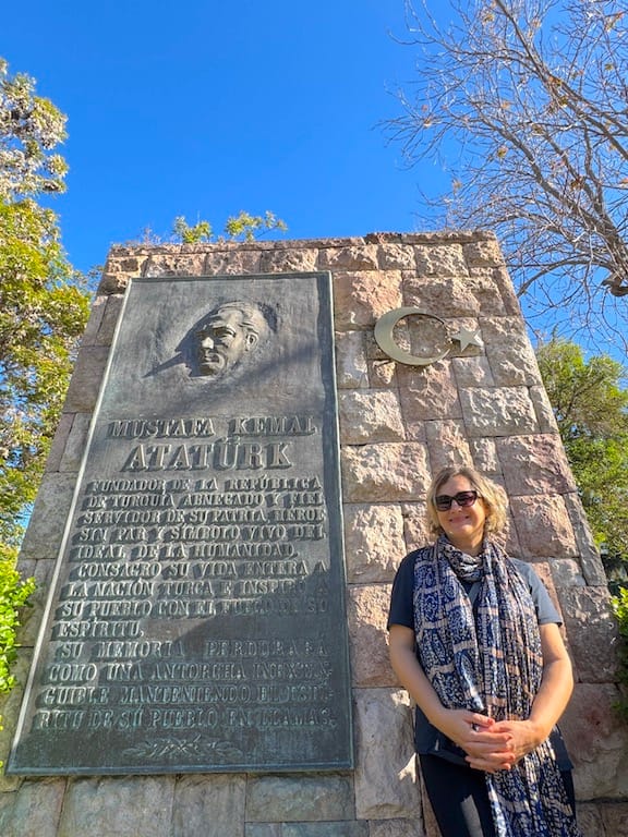 Atatürk Parkı ve Atatürk Büstü