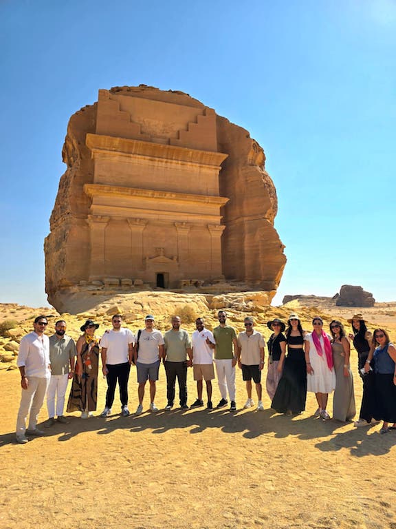 STA (Suudi Turizm Otoritesi) Türkiye Ofisi davetiyle, Suudi Arabistan Turizm Bakanlığı sponsorluğunda geldiğimiz Suudi Arabistan'da grubumuzla Hegra'da Qasr al-Farid'deyiz
