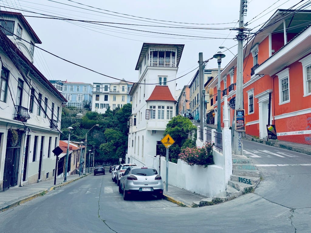 Valparaiso ve kıvrımlı yolları