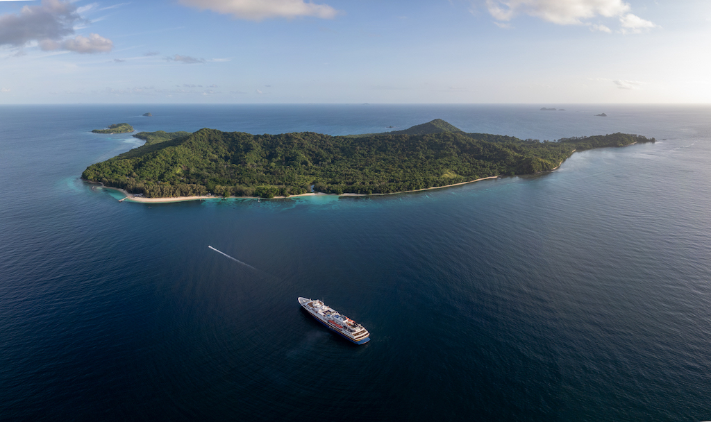 Heritage Expeditions - Doini Island © S.Bradley