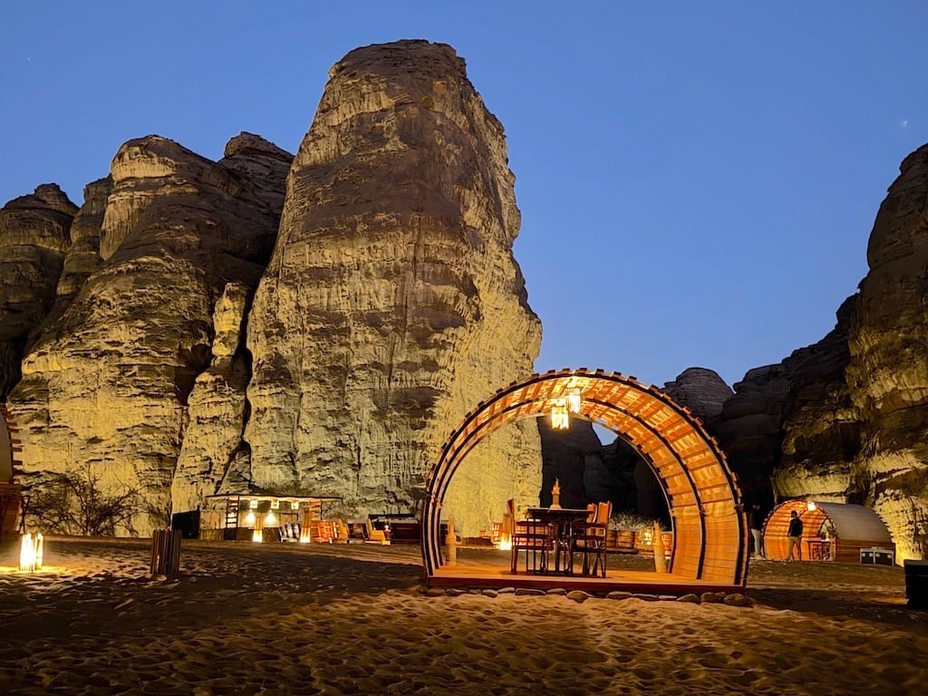 Sharaan Nature Reserve Kamp Alanı'nda akşam yemeğinizi samanyolunu gözlemleyerek yiyorsunuz