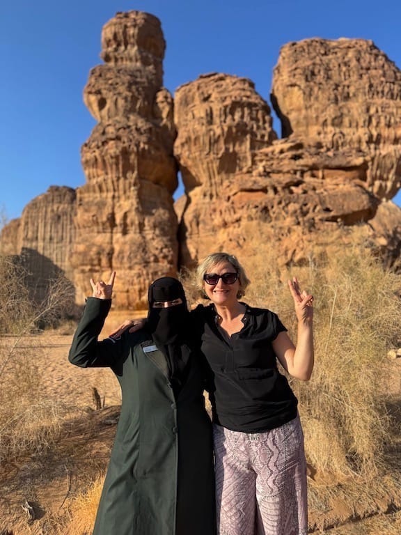 Sharaan Nature Reserve'de çöl safarisindeki kadın şoförümüz ve bendeniz