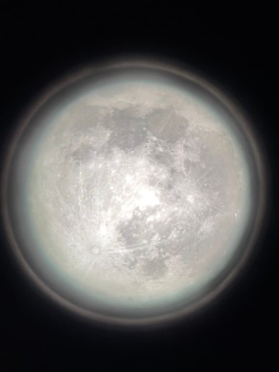 Sharaan Nature Reserve Kamp Alanı'nda süper ay gecesinde teleskopla ay gözlemi yaptık