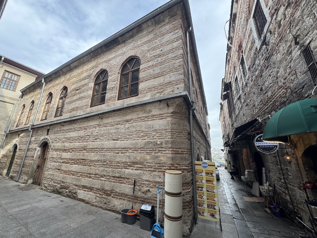 Solda Büyük Çukur Han & sağda Küçük Çukur Han