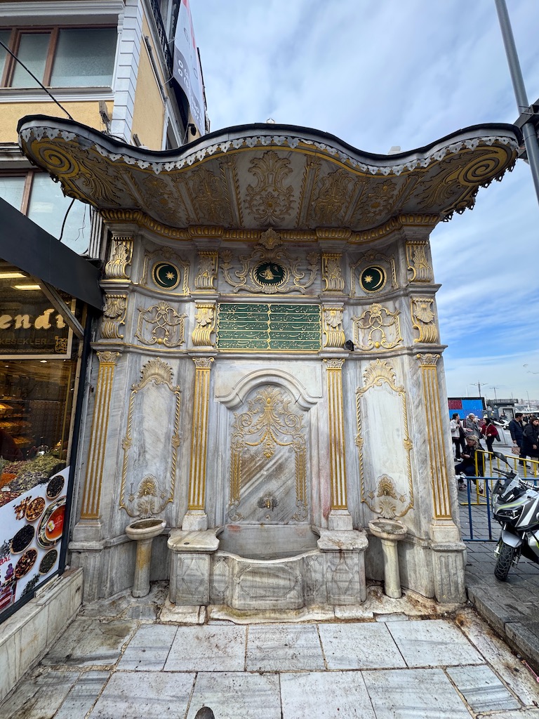 Mısır Çarşısı yakınındaki Hatice Sultan Çeşmesi 1806 yılına tarihleniyor. III. Mustafa'nın kızı, III. Selim'in kızkardeşi Hatice Sultan tarafından yaptırılmış. Üzerindeki Sultan III. Selim’e ait tuğrasında şöyle yazıyor: Selim Hân bin Mustafa el-muzaffer dâima (Mustafa’nın oğlu Selim Han daima muzaffer olsun)