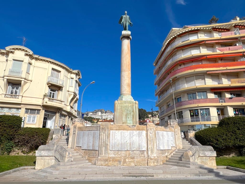 Monument aux Morts (Savaş Anıtı) - Place des Victoires (Zafer Meydanı) bölgesindeki anıt, I. Dünya Savaşı'nda hayatını kaybedenlere adandı.Heykel grubu, savaşı ve zaferi simgeleyen figürlerin yanı sıra cephedeki askerleri temsil eden kabartmalar içeriyor. Üzerinde Menton’un Fransa için ölen (Mort pour la France) evlatlarının isimleri yazılı.