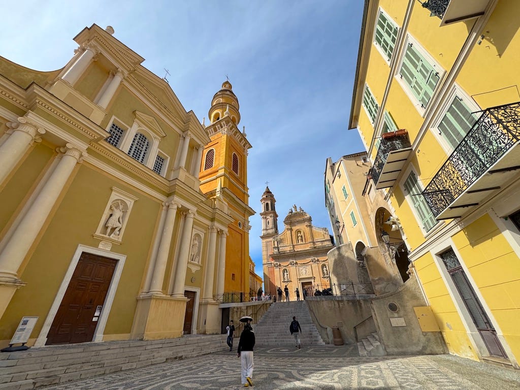 Parvis Saint-Michel - Solda Basilique Saint-Michel-Archange, ortada Chapelle de l'Immaculée-Conception
