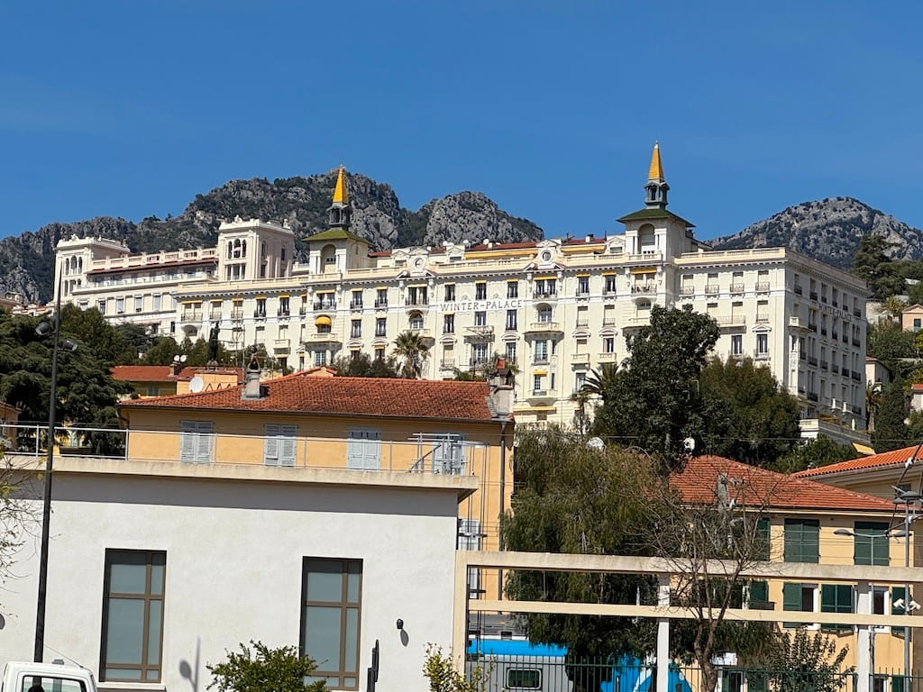 Winter Palace - 1901-1903 yıllarında inşa edilmiş, zamanının en lüks otellerinden biri olan ve 1950'lerde özel konutlara dönüştürülen tarihi, görkemli bir yapı