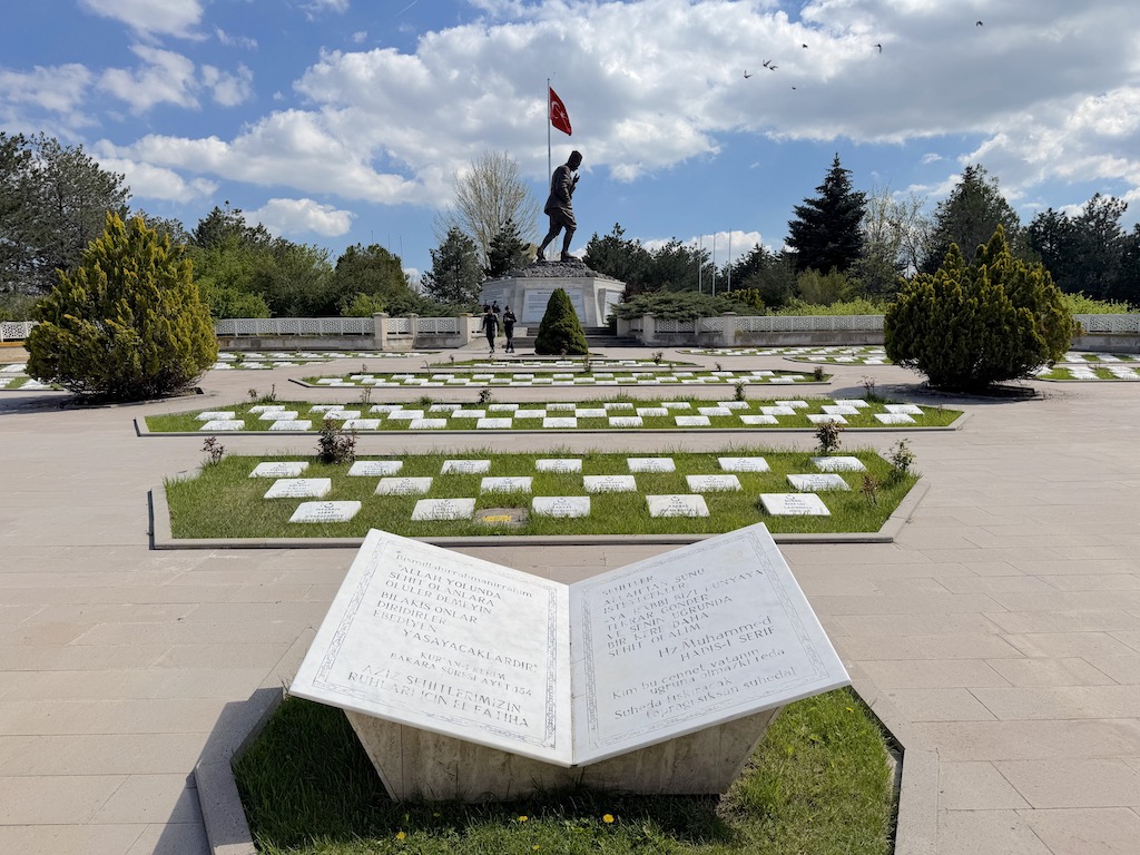 Büyük Taarruz Şehitliği ve Mustafa Kemal Atatürk Anıtı