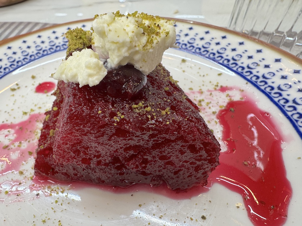 Kaymaklı Vişneli Ekmek Kadayıfı