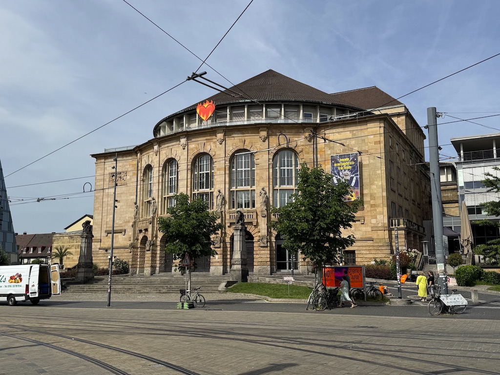 Freiburg Tiyatrosu (Theater Freiburg)