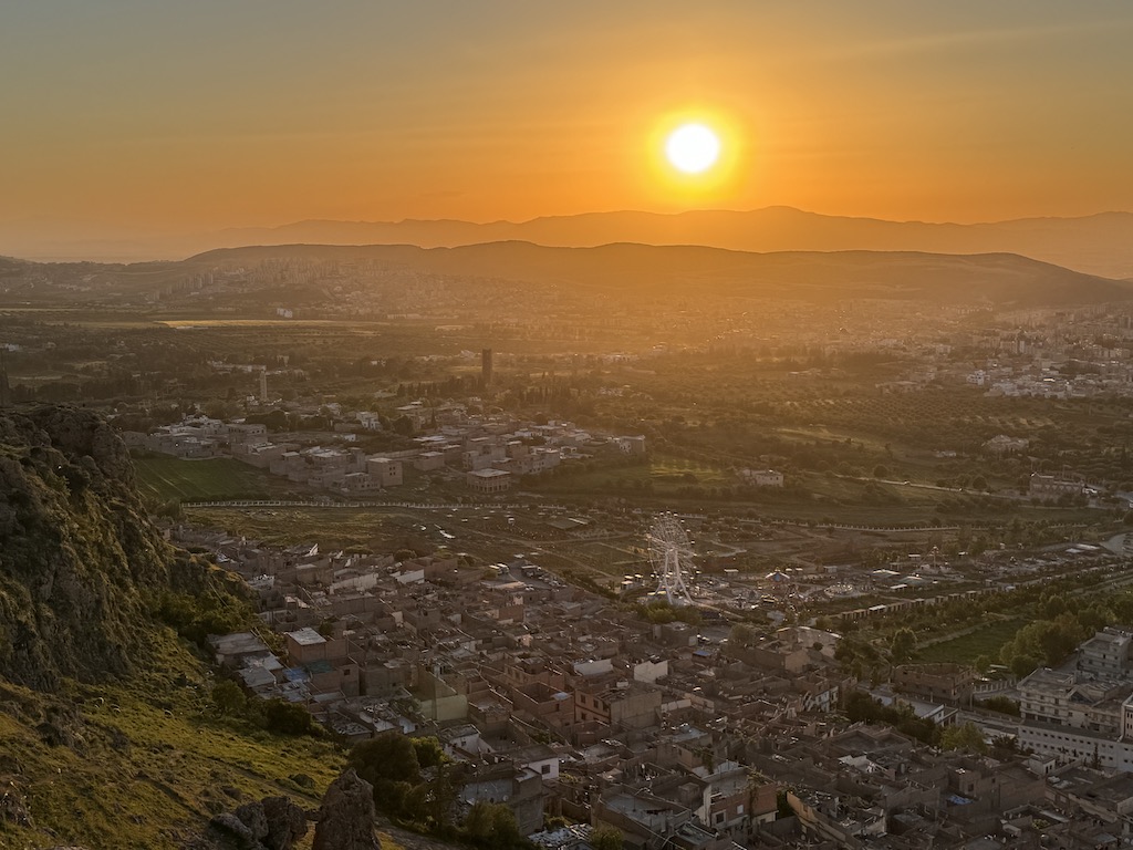 Gün batımında Lalla Setti Tepesi (Plateau de Lalla Setti)