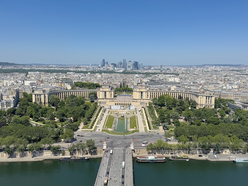 Paris - Eyfel Kulesi'nin 2. katından şehir manzarası - Pont d'Iéna (Iéna Köprüsü), Trocadéro Bahçeleri (Jardins du Trocadéro), Palais de Chaillot (Chaillot Sarayı), arka planda La Défense