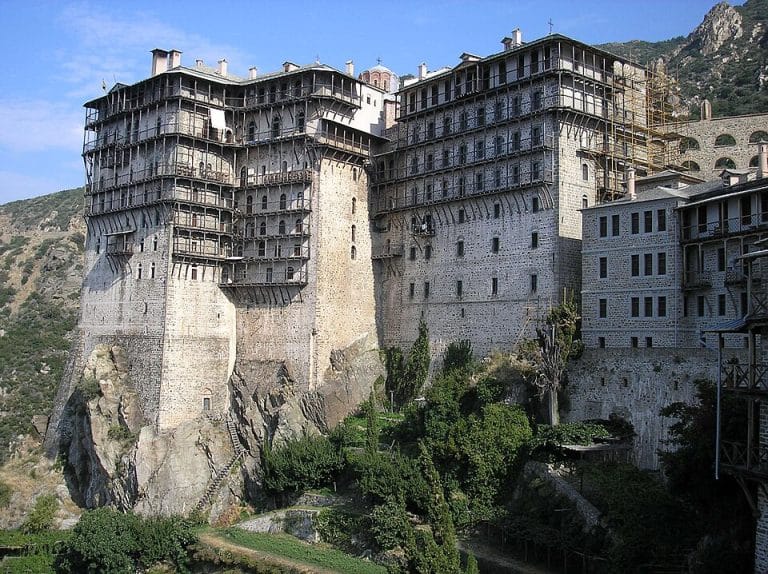 Simonos Petra Kaynak:Wikipedia (Original uploader was Michalis Famelis at en.wikipedia - Originally from en.wikipedia; description page is/was here., CC BY-SA 3.0, https://commons.wikimedia.org/w/index.php?curid=2827474)