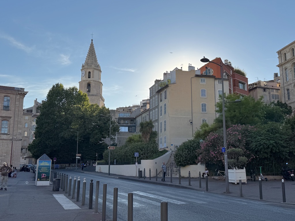 Le Panier - Soldaki Clocher des Accoules (Accoules Çan Kulesi), tarihi 11. yüzyıla kadar uzanan ve Fransız Devrimi sırasında yıkılan Notre-Dame-des-Accoules Kilisesi'nden günümüze kalan ikonik bir yapı