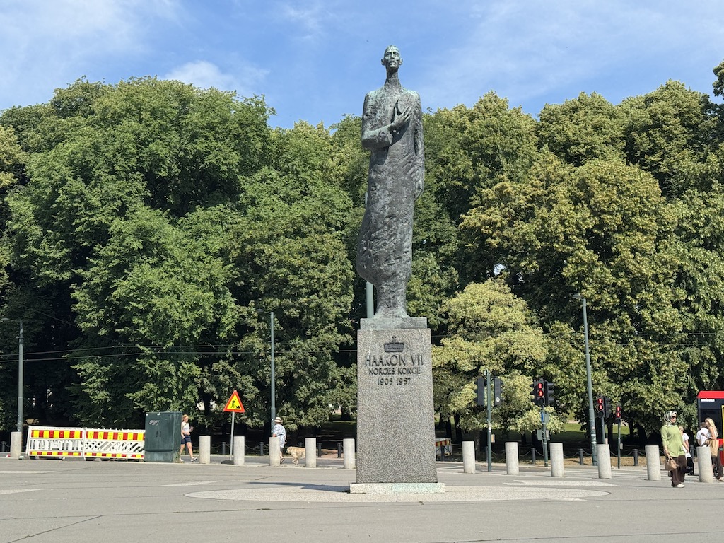 Kral Haakon VII Heykeli, Sanatçı Nils Aas tarafından tasarlandı. II. Dünya Savaşı sırasındaki Nazi işgaline karşı dik duruşu ve direnişin sembolü olan Kral Haakon VII'un anısını yaşatıyor.