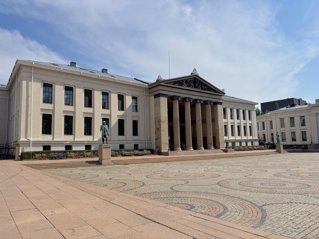 Karl Johans Gate - Oslo Üniversitesi Domus Media (Orta Bina)