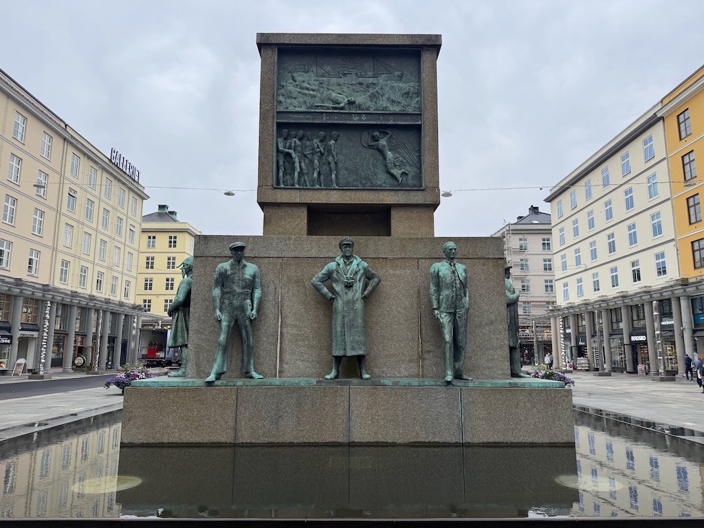 Torgallmenningen Meydanı'nın ortasında bulunan Denizciler Anıtı (Sjømannsmonumentet), Norveçli denizcilerin anısına yapıldı