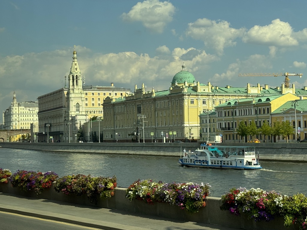 Moskova Nehri Kıyısı (Sofıyskaya Naberezhnaya) – Nehir üzerinden Kremlin tarafına bakış; solda çan kulesiyle Aziz Sofia Kilisesi ve Neo-Bizans / klasik üsluptaki nehir kıyısı binaları yer alıyor