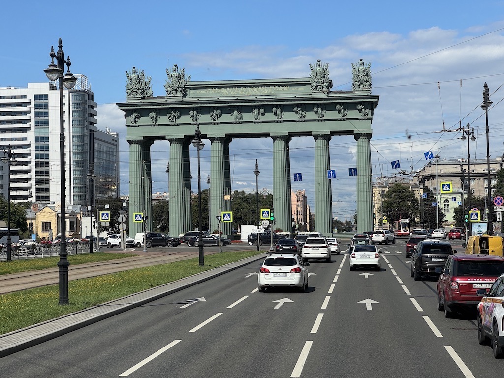 Narva Zafer Takı (Narva Triumphal Arch), 1812 Vatanseverlik Savaşı zaferi anısına inşa edilen görkemli bir zafer takı