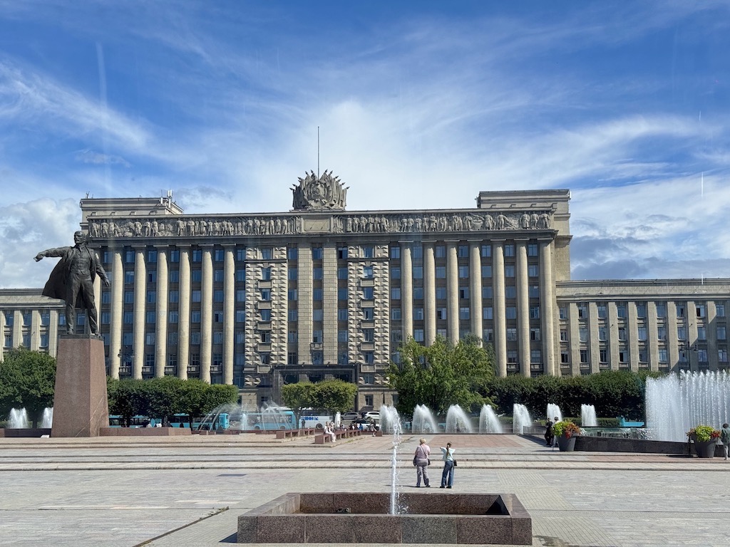Sovyetler Evi (House of Soviets) ve Lenin Heykeli - Moskovskaya Meydanı'nda yer alan devasa Neoklasik Sovyet binası