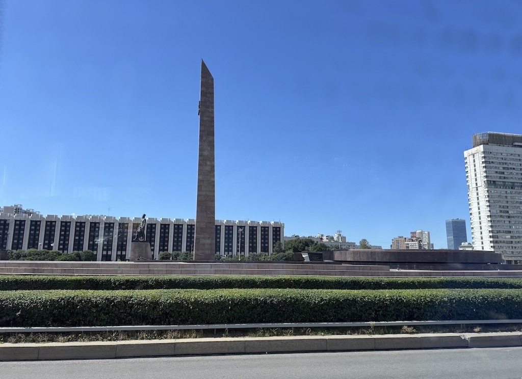 Zafer Meydanı (Victory Square) ve Kahraman Şehir Leningrad Anıtı