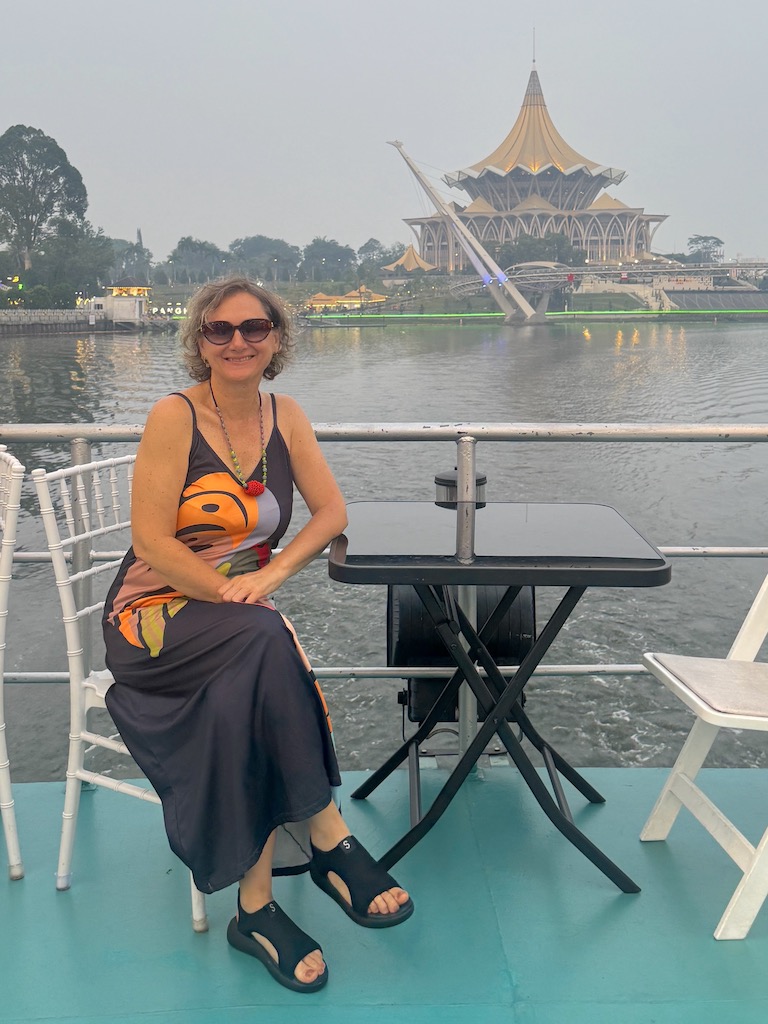 Sarawak turumuzu organize eden Wah Tung Travel ile Royal Kutching Cruise gün batımı gezisine çıktık