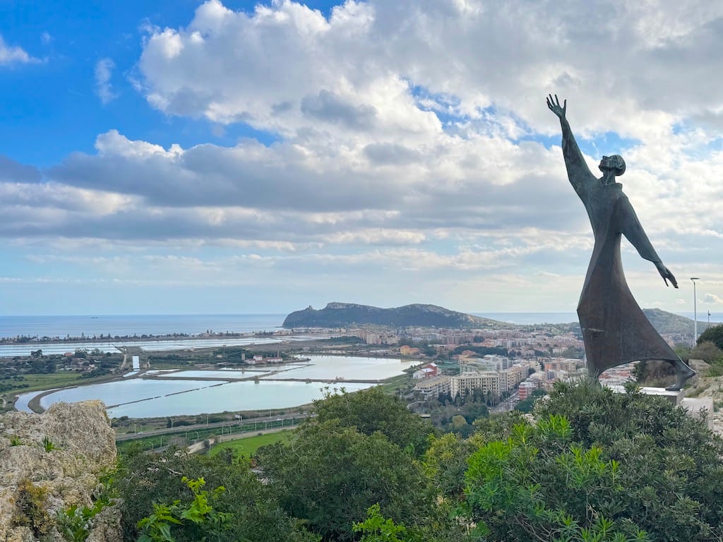 Monte Urpinu - Francesco d`Assisi Heykeli ve arkasında Poetto Plajı & Parco Naturale Molentargius Saline manzarası