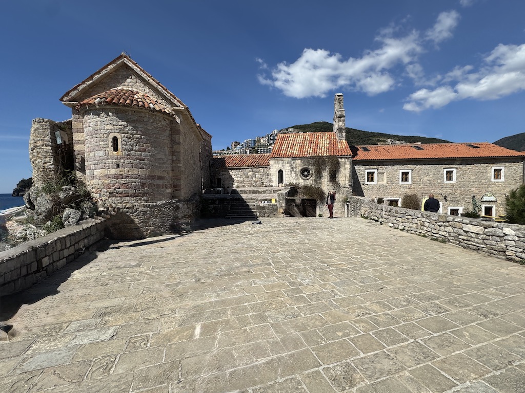 Balkan turu - Budva - Soldaki Aziz Sava, sağdaki Aziz Maria Kiliseleri