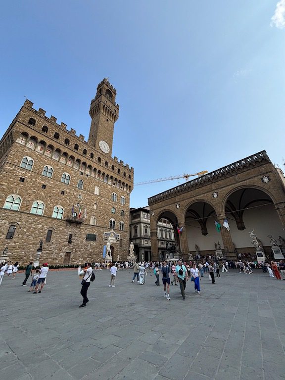 Floransa - Signoria Meydanı - Solda Vecchio Sarayı, sağda Lanzi'nin Locası