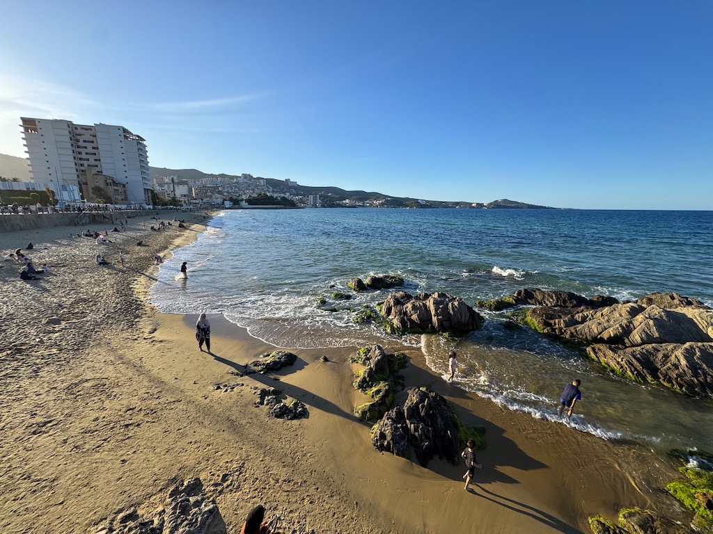 Annaba'nın kuzeyinde yer alan Plage Rizzi Amor (eski adıyla Plage Chapuis / Chapuis Plajı), altın rengi ince kumu ve kıyıya vuran dalgaların kayalıklarla buluştuğu panoramik manzarasıyla biliniyor