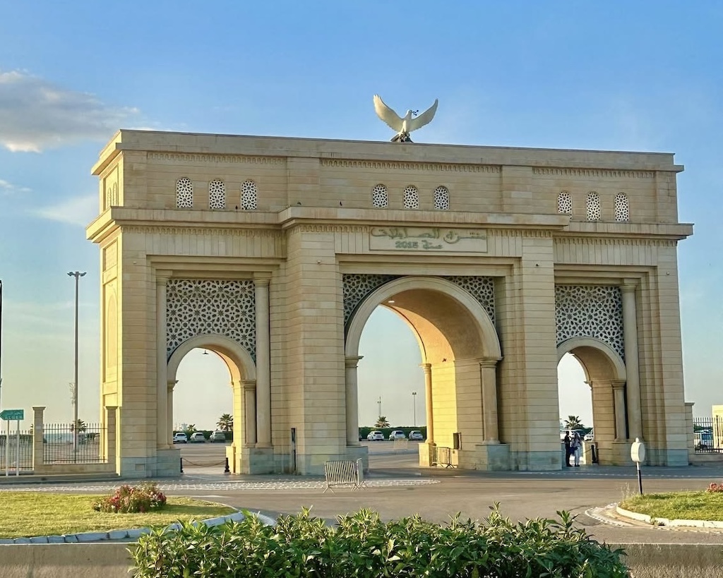 Sablette Kapısı, sahil şeridinde yer alan ünlü Promenade des Sablettes (Sablettes Sahil Yolu / Parkı) bünyesinde bulunuyor. Paris'teki ünlü Zafer Takı'ndan (Arc de Triomphe) esinlenilerek neoklasik tarzda tasarlanan bu yapı, 2015 yılında sahil düzenleme ve rekreasyon projesinin bir parçası olarak inşa edildi. Modern şehir parkının giriş alanlarından birini taçlandıran kapının cephesinde hat sanatı/kitabe detayları dikkat çekiyor.