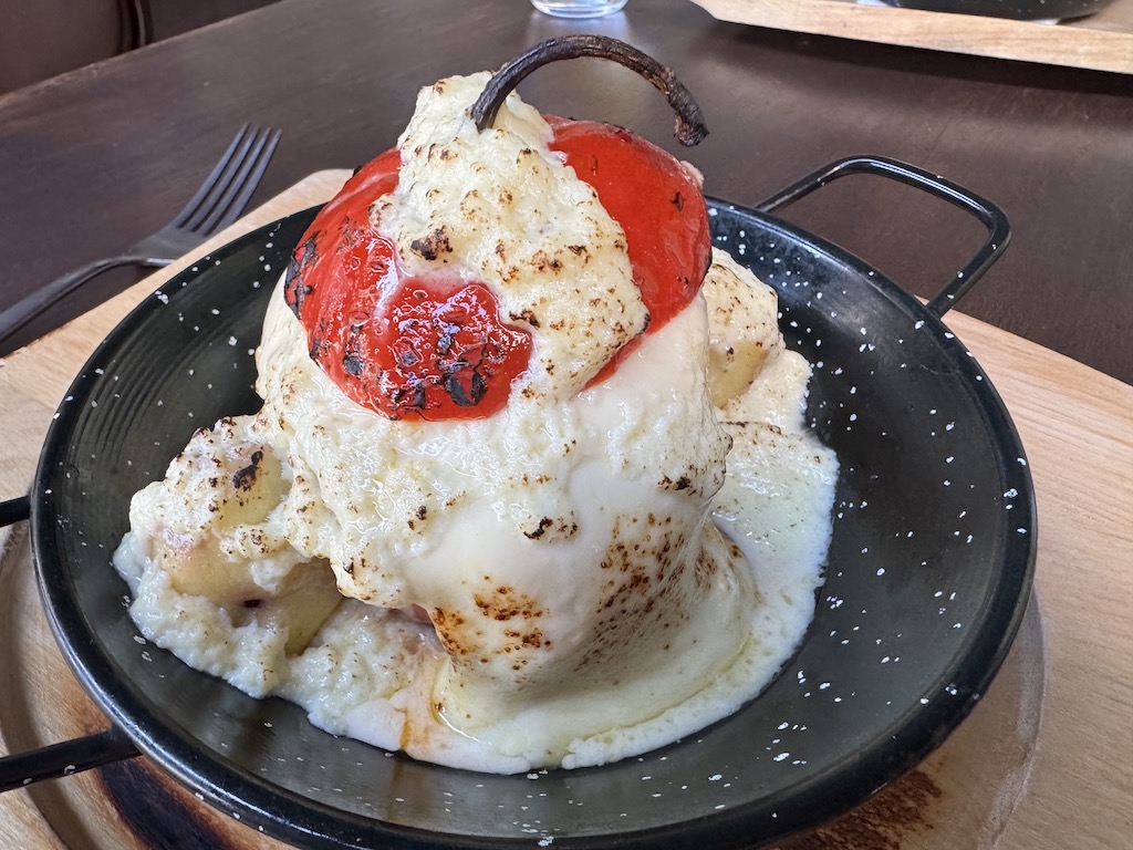 CIRQA - Arequipa'nın popüler bir yemeği olan Rocoto relleno, Peru'ya özgü bir biber dolması. Volkan gibi gözüküyor ve Arequipa’nın 3 volkanını sembolize ediyor.