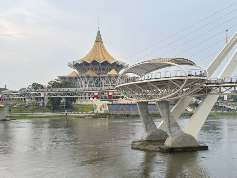 Kuching - Sarawak Legislative Assembly (Sarawak Eyalet Yasama Meclisi Binası) ve Darul Hana Köprüsü